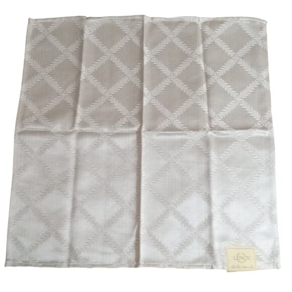 Lenox Laurel Leaf Dinner Napkins  Pair Silver Platinum Color 18"x 18" - Picture 13 of 14